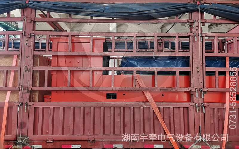 12噸鋰電池電機(jī)車(chē)裝車(chē)發(fā)貨 1.jpg