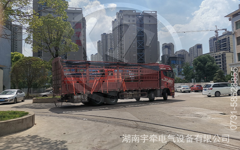 12噸鋰電池電機(jī)車(chē)裝車(chē)發(fā)貨 3.jpg