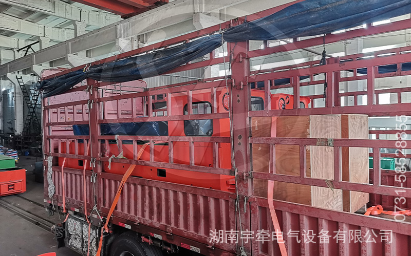 12噸鋰電池電機(jī)車(chē)裝車(chē)發(fā)貨 2.jpg