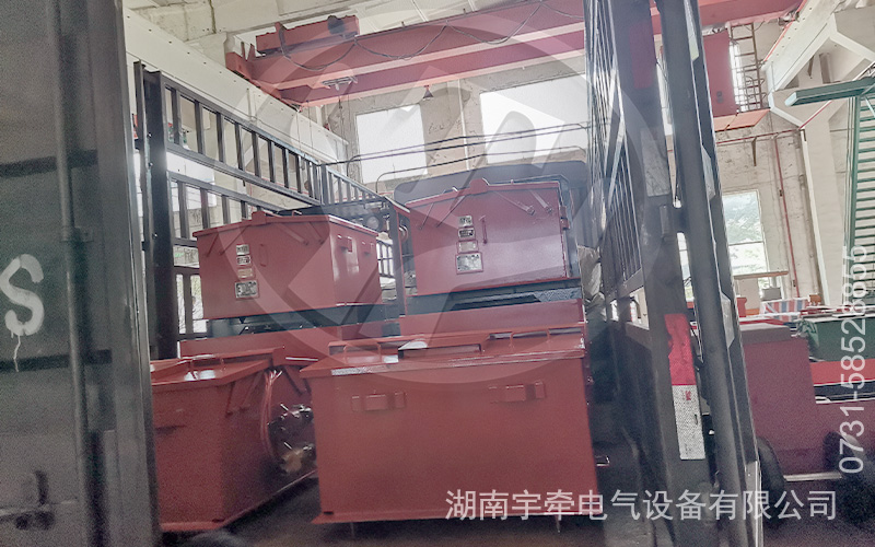 2.5噸蓄電池防爆電機(jī)車發(fā)貨 3.jpg